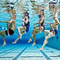 수영장 물속에서 수중운동 중인 사람들 모습